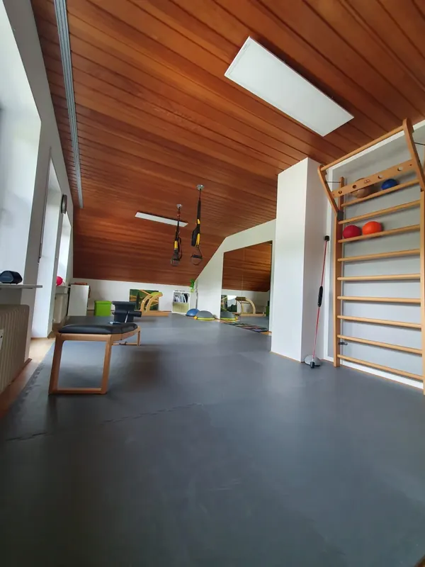 Trainingsraum des Privat-Studios in Bammental mit Schlingentrainer, Matten und Kleingeräten