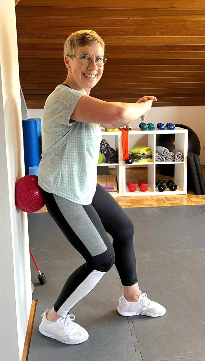 Personaltrainerin Suse Wirtherle mit rotem Ball beim zeigen einer Übung